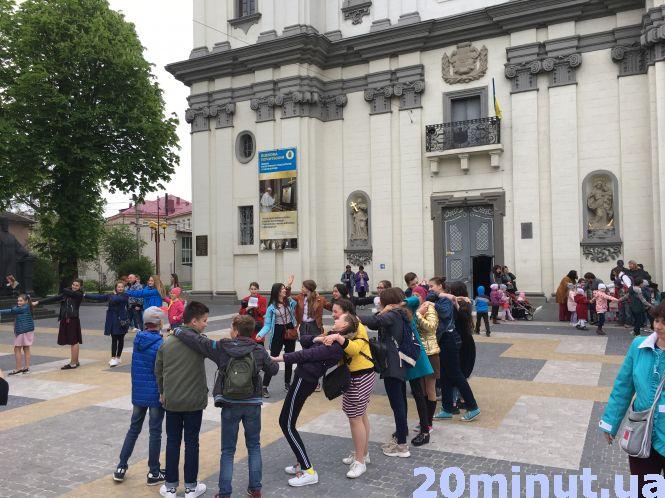 Фото дня: біля Катедри - гаївки та забави для молоді, фото №2 на сайті 20minut.ua
