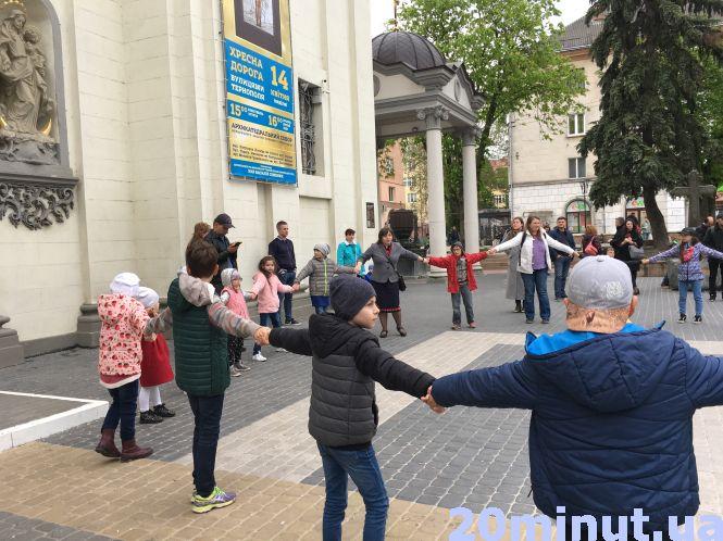 Фото дня: біля Катедри - гаївки та забави для молоді, фото №1 на сайті 20minut.ua