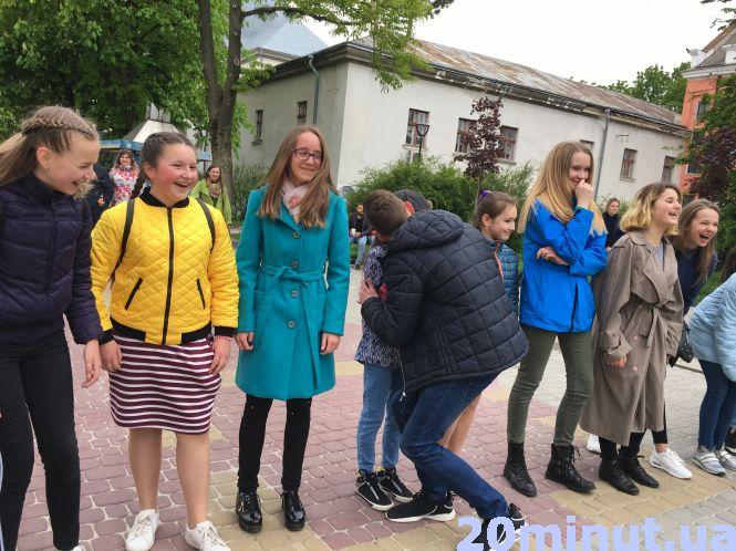 Фото дня: біля Катедри - гаївки та забави для молоді, фото №3 на сайті 20minut.ua