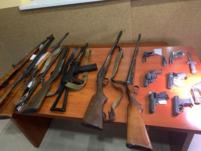 Новини Хмельницького - фото з Півсотні пістолетів та рушниць принесли хмельничани до поліції Півсотні пістолетів та рушниць принесли хмельничани до поліції, фото №1 на сайті vsim.ua
