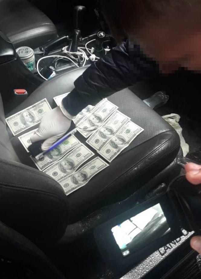 Новини Житомира - фото з Гучне затримання: СБУ викрила на хабарі у тисячу доларів США посадовця Житомирської міської ради Гучне затримання: СБУ викрила на хабарі у тисячу доларів США посадовця Житомирської міської ради, фото №2 на сайті 20minut.ua