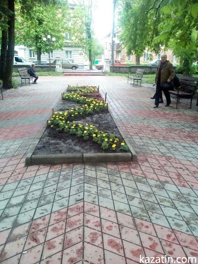 Фото дня: в центральному парку оновили клумби, фото №2 на сайті 20minut.ua