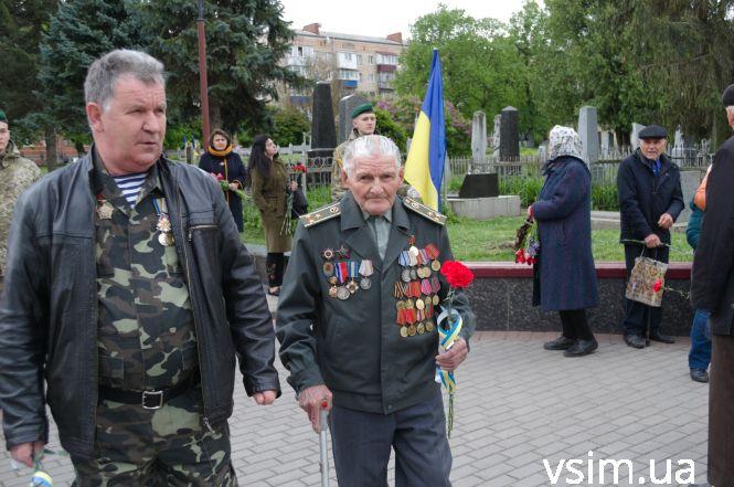 Десятки хмельничан прийшли на військове кладовище вшанувати загиблих у війні (ФОТО), фото №3 на сайті vsim.ua