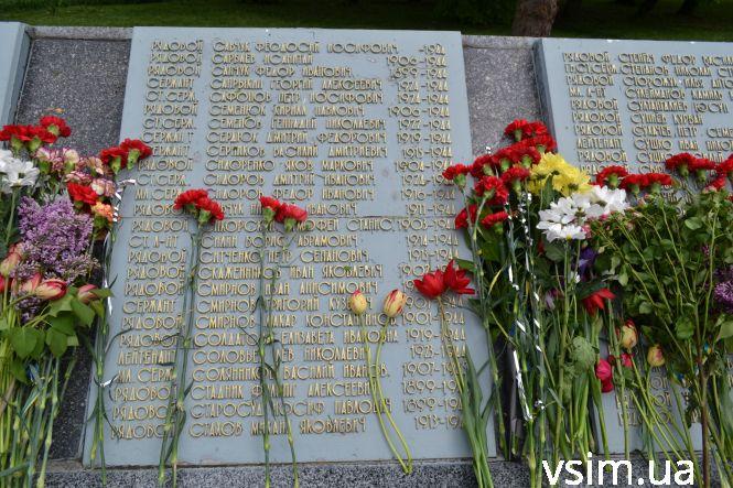 Десятки хмельничан прийшли на військове кладовище вшанувати загиблих у війні (ФОТО), фото №21 на сайті vsim.ua