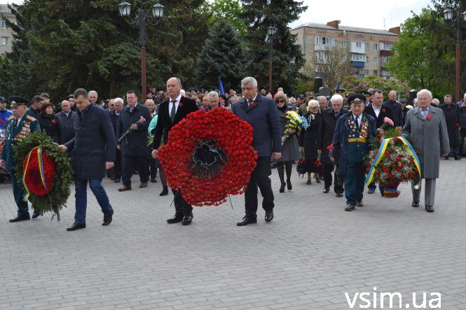 Десятки хмельничан прийшли на військове кладовище вшанувати загиблих у війні (ФОТО), фото №12 на сайті vsim.ua