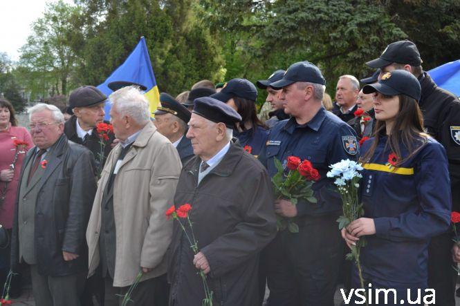 Десятки хмельничан прийшли на військове кладовище вшанувати загиблих у війні (ФОТО), фото №5 на сайті vsim.ua