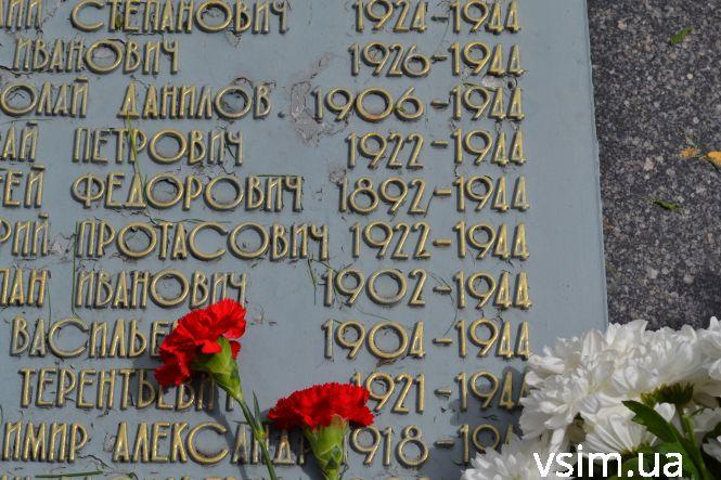 Десятки хмельничан прийшли на військове кладовище вшанувати загиблих у війні (ФОТО), фото №22 на сайті vsim.ua