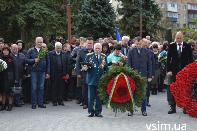 Десятки хмельничан прийшли на військове кладовище вшанувати загиблих у війні (ФОТО), фото №11 на сайті vsim.ua