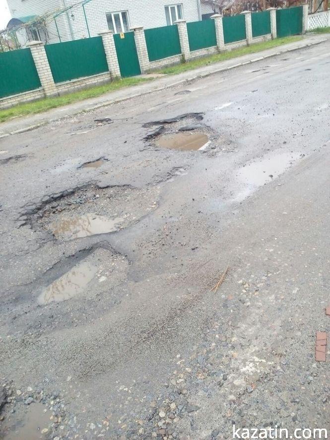 Фото дня: по Центральній вулиці села Козятин водій вскочив у яму і згубив колесо, фото №2 на сайті 20minut.ua