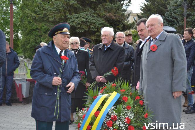 Десятки хмельничан прийшли на військове кладовище вшанувати загиблих у війні (ФОТО), фото №6 на сайті vsim.ua
