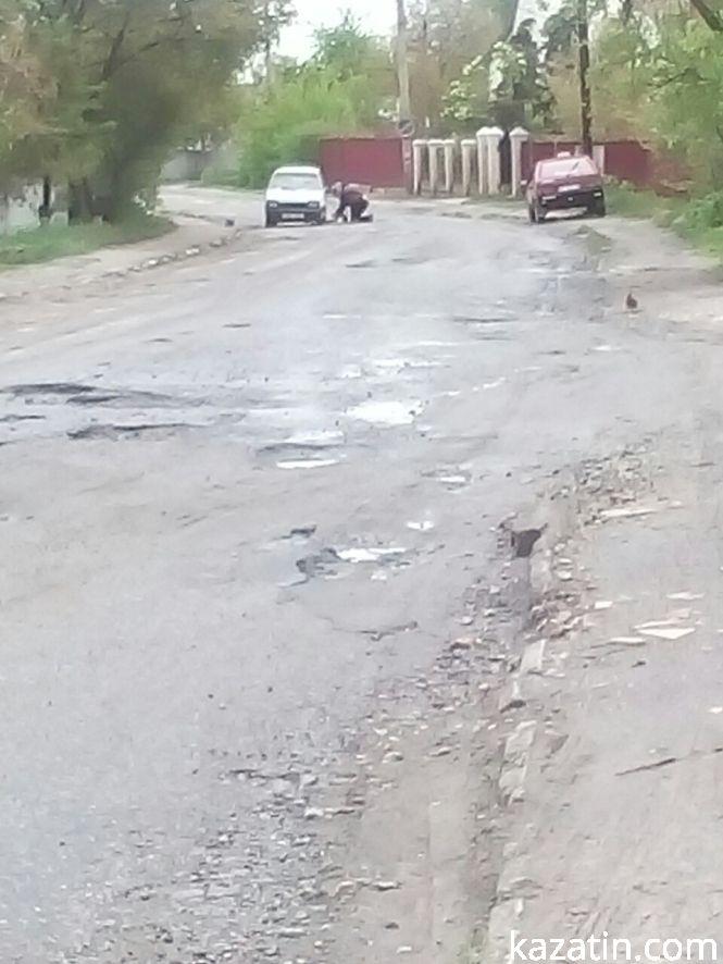 Фото дня: по Центральній вулиці села Козятин водій вскочив у яму і згубив колесо, фото №1 на сайті 20minut.ua