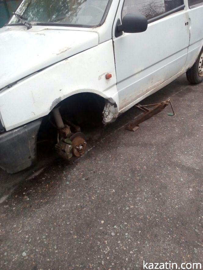 Фото дня: по Центральній вулиці села Козятин водій вскочив у яму і згубив колесо, фото №5 на сайті 20minut.ua