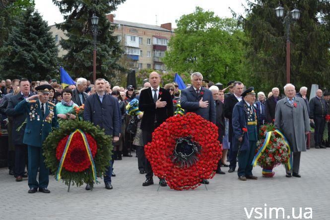 Десятки хмельничан прийшли на військове кладовище вшанувати загиблих у війні (ФОТО), фото №8 на сайті vsim.ua
