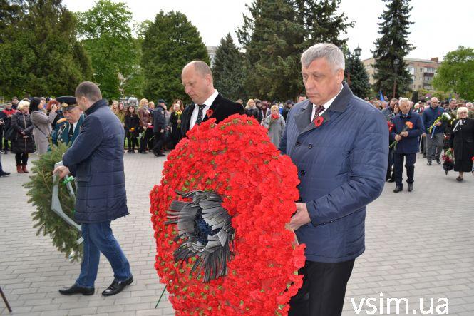 Десятки хмельничан прийшли на військове кладовище вшанувати загиблих у війні (ФОТО), фото №13 на сайті vsim.ua