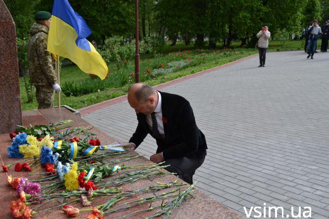 Десятки хмельничан прийшли на військове кладовище вшанувати загиблих у війні (ФОТО), фото №19 на сайті vsim.ua
