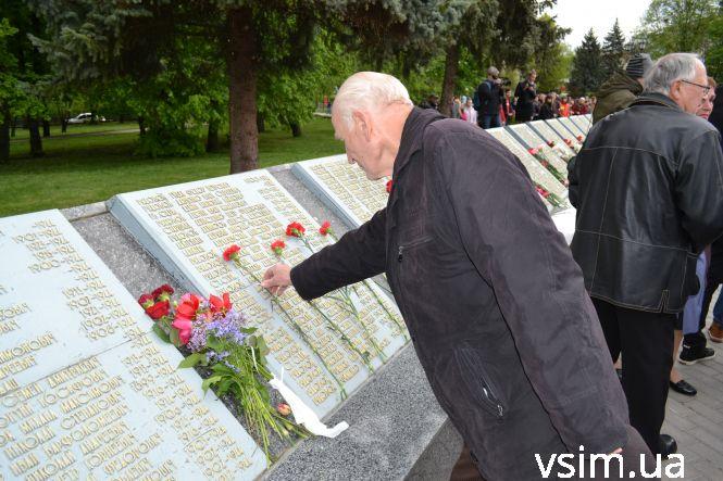 Десятки хмельничан прийшли на військове кладовище вшанувати загиблих у війні (ФОТО), фото №15 на сайті vsim.ua