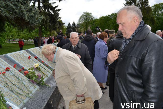 Десятки хмельничан прийшли на військове кладовище вшанувати загиблих у війні (ФОТО), фото №16 на сайті vsim.ua