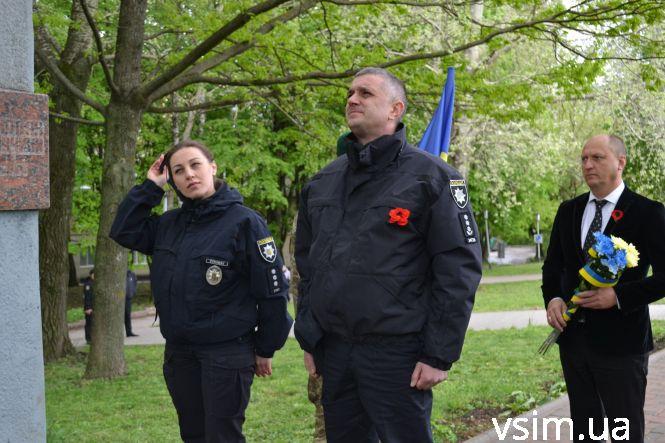 Десятки хмельничан прийшли на військове кладовище вшанувати загиблих у війні (ФОТО), фото №20 на сайті vsim.ua