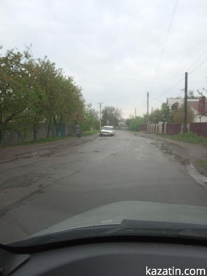 Фото дня: по Центральній вулиці села Козятин водій вскочив у яму і згубив колесо, фото №7 на сайті 20minut.ua