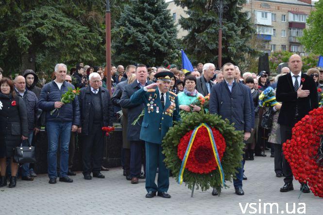 Десятки хмельничан прийшли на військове кладовище вшанувати загиблих у війні (ФОТО), фото №10 на сайті vsim.ua