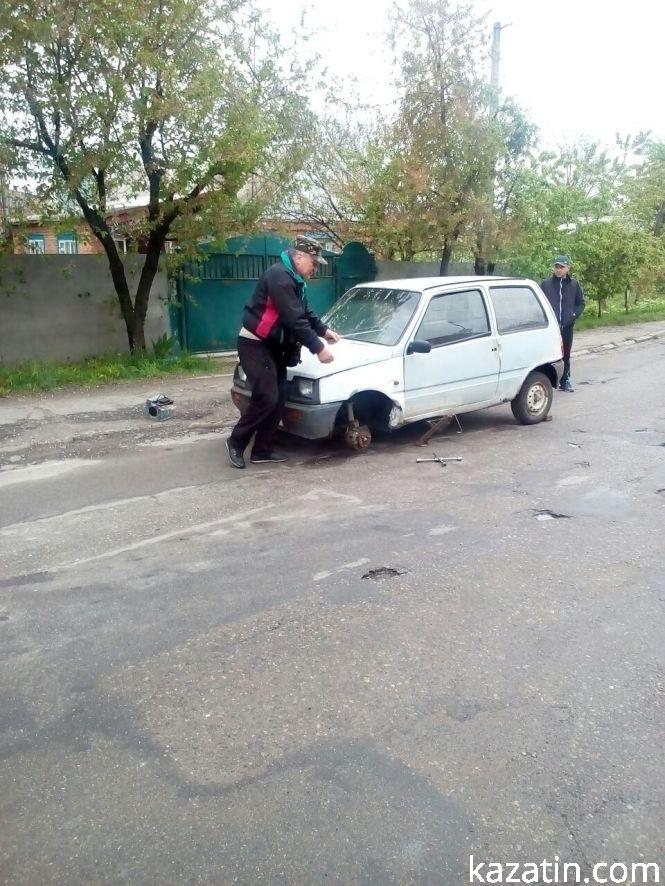 Фото дня: по Центральній вулиці села Козятин водій вскочив у яму і згубив колесо, фото №4 на сайті 20minut.ua