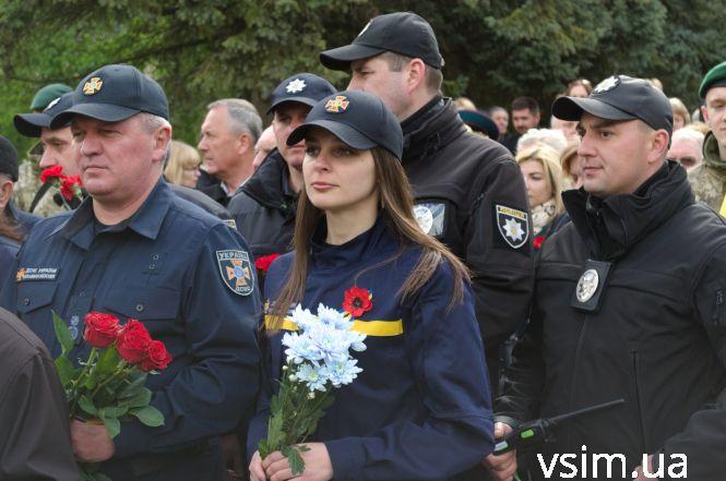 Десятки хмельничан прийшли на військове кладовище вшанувати загиблих у війні (ФОТО), фото №4 на сайті vsim.ua