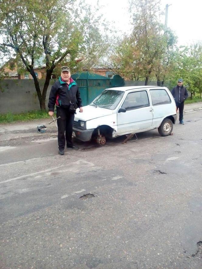 Фото дня: по Центральній вулиці села Козятин водій вскочив у яму і згубив колесо, фото №3 на сайті 20minut.ua