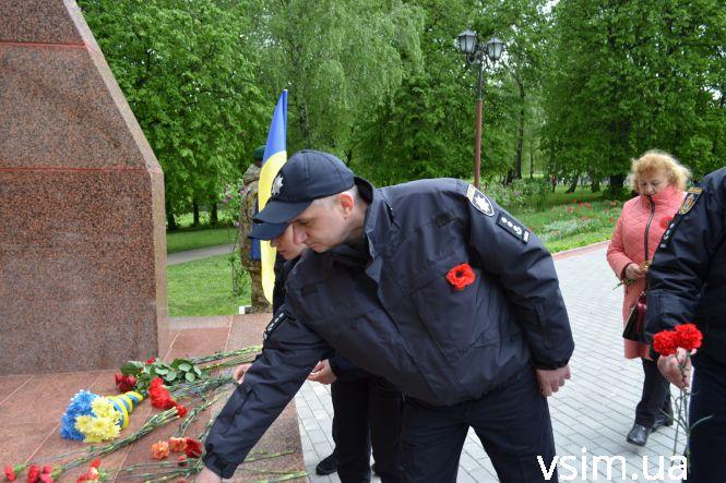 Десятки хмельничан прийшли на військове кладовище вшанувати загиблих у війні (ФОТО), фото №17 на сайті vsim.ua