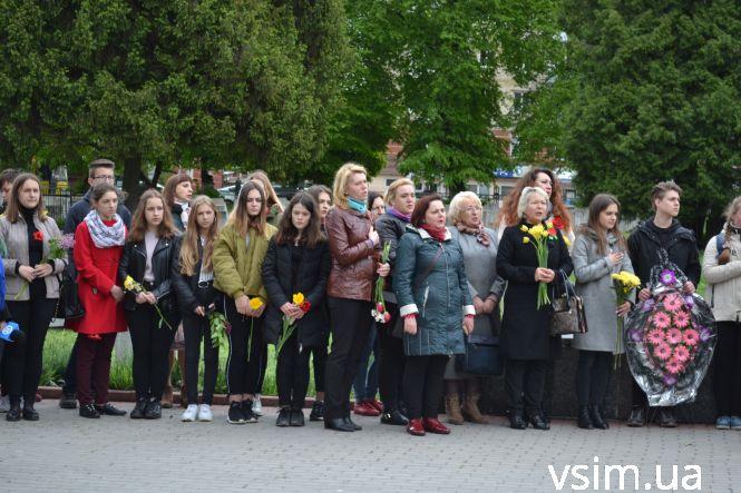 Десятки хмельничан прийшли на військове кладовище вшанувати загиблих у війні (ФОТО), фото №9 на сайті vsim.ua