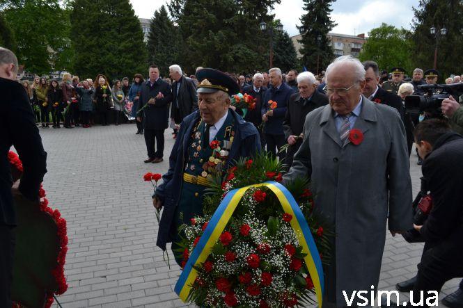 Десятки хмельничан прийшли на військове кладовище вшанувати загиблих у війні (ФОТО), фото №14 на сайті vsim.ua
