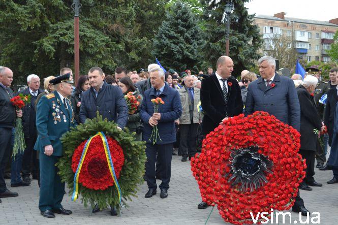 Десятки хмельничан прийшли на військове кладовище вшанувати загиблих у війні (ФОТО), фото №7 на сайті vsim.ua