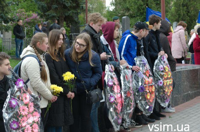 Десятки хмельничан прийшли на військове кладовище вшанувати загиблих у війні (ФОТО), фото №2 на сайті vsim.ua