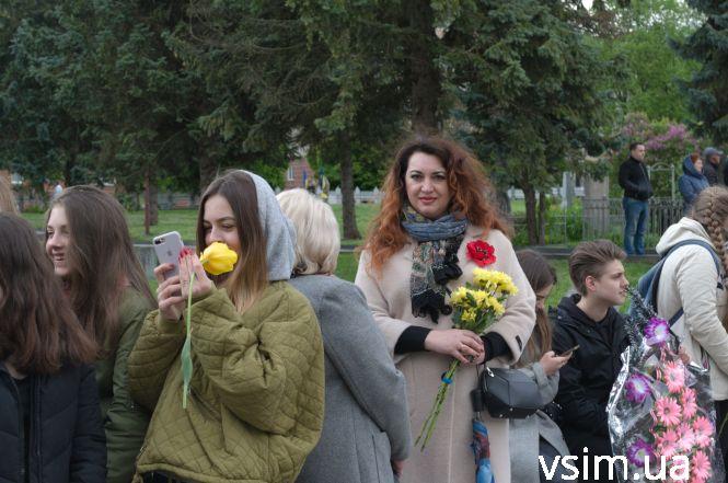 Десятки хмельничан прийшли на військове кладовище вшанувати загиблих у війні (ФОТО), фото №1 на сайті vsim.ua