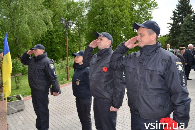 Десятки хмельничан прийшли на військове кладовище вшанувати загиблих у війні (ФОТО), фото №18 на сайті vsim.ua