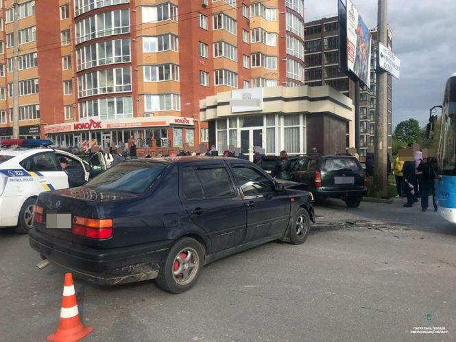 Три побиті авто та один штраф: у поліції розповіли деталі ДТП на Озерній, фото №1 на сайті vsim.ua