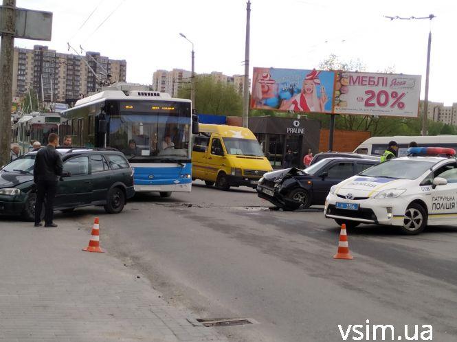 Новини Хмельницького - фото з На Озерній зіткнулися «Volkswagen», «Toyota» та «Opel» (ФОТО) На Озерній зіткнулися «Volkswagen», «Toyota» та «Opel» (ФОТО), фото №1 на сайті vsim.ua