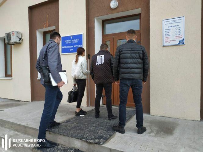 На Хмельниччині митники продавали таємну інформацію про ввезені авто, фото №1 на сайті vsim.ua