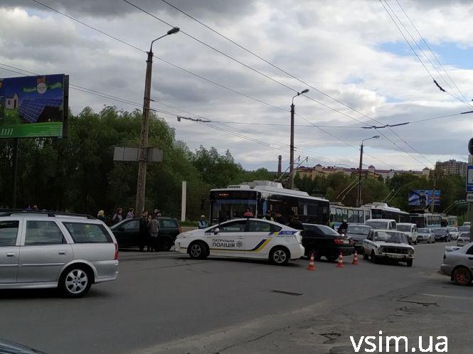 Новини Хмельницького - фото з На Озерній зіткнулися «Volkswagen», «Toyota» та «Opel» (ФОТО) На Озерній зіткнулися «Volkswagen», «Toyota» та «Opel» (ФОТО), фото №2 на сайті vsim.ua
