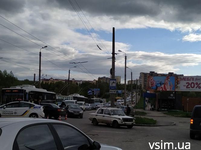 Три побиті авто та один штраф: у поліції розповіли деталі ДТП на Озерній, фото №3 на сайті vsim.ua