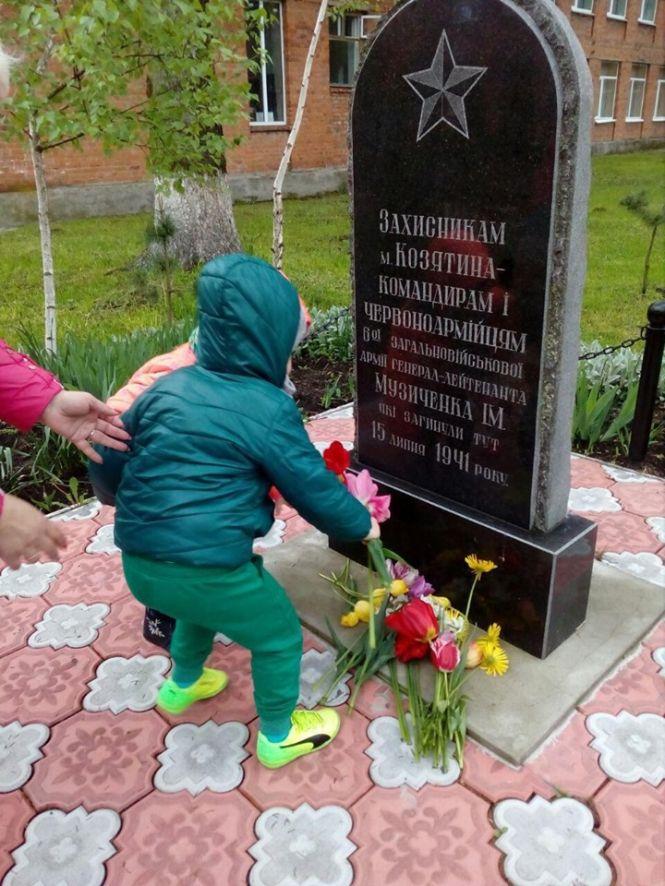 Зворушливо: дітки квітами вшанували пам'ять захисників, фото №3 на сайті 20minut.ua