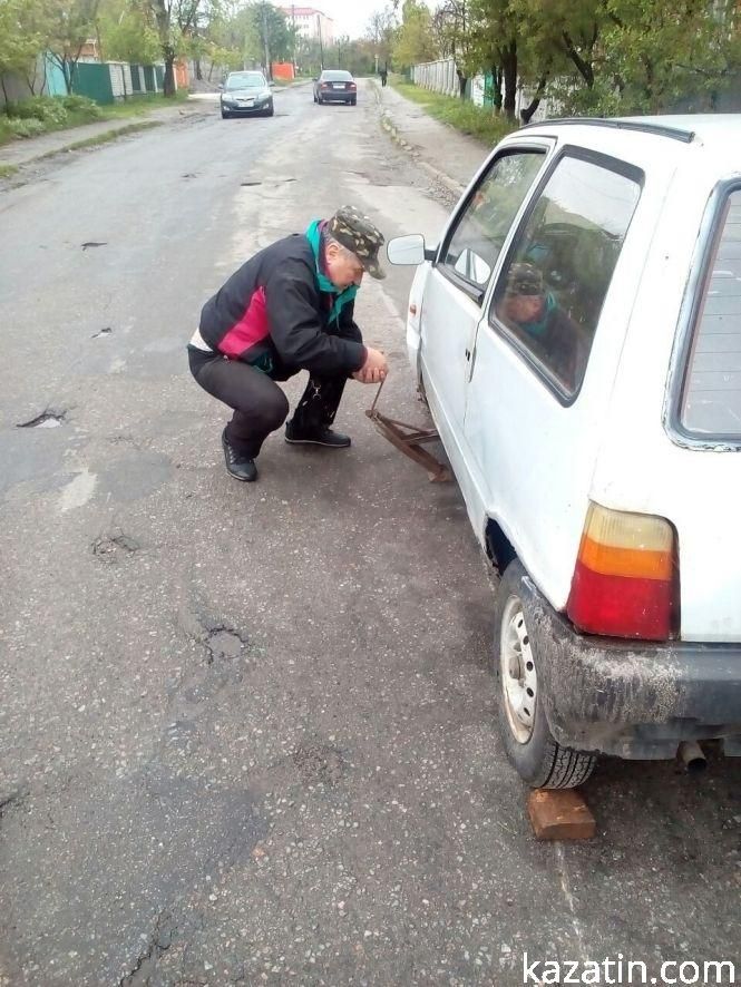 Новини Козятина - фото з Машини гублять колеса. Чому не ремонтують дорогу на Центральній у селі Козятин Машини гублять колеса. Чому не ремонтують дорогу на Центральній у селі Козятин, фото №1 на сайті 20minut.ua