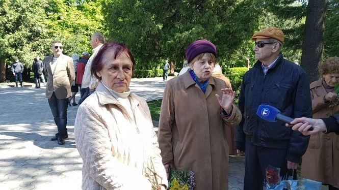 Акція у парку Слави: представники опозиційної платформи покладали квіти, поліція охороняла порядок, фото №1 на сайті 20minut.ua