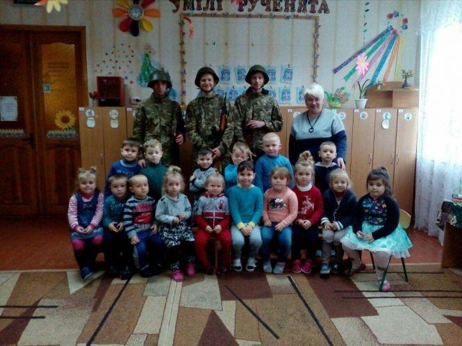 Зворушливо: дітки квітами вшанували пам'ять захисників, фото №5 на сайті 20minut.ua