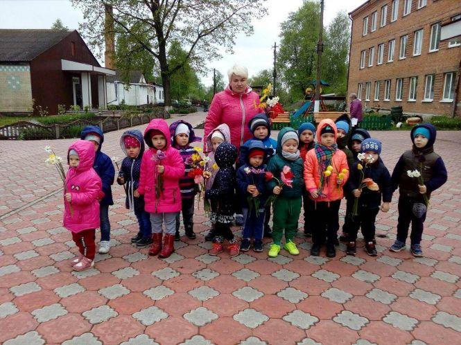 Зворушливо: дітки квітами вшанували пам'ять захисників, фото №1 на сайті 20minut.ua