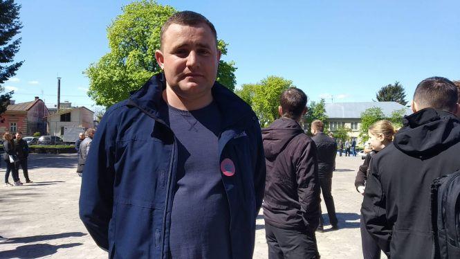 Акція у парку Слави: представники опозиційної платформи покладали квіти, поліція охороняла порядок, фото №2 на сайті 20minut.ua