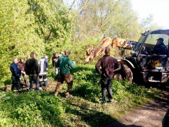 Новини Тернополя - фото з У Бучацькому районі рятувальники врятували корову, яка впала в колодязь (фото) У Бучацькому районі рятувальники врятували корову, яка впала в колодязь (фото), фото №1 на сайті 20minut.ua