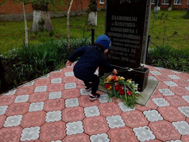Зворушливо: дітки квітами вшанували пам'ять захисників, фото №2 на сайті 20minut.ua