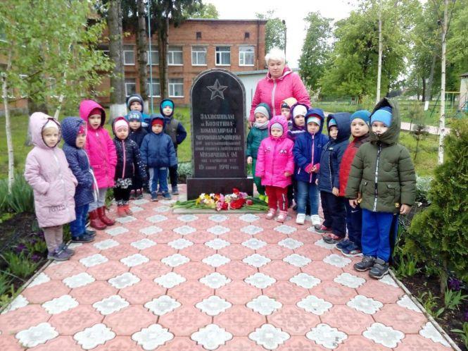 Зворушливо: дітки квітами вшанували пам'ять захисників, фото №4 на сайті 20minut.ua