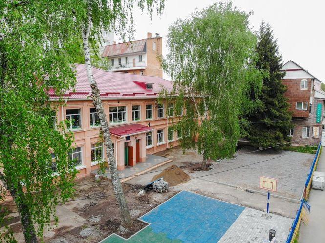 Новий дитячий майданчик зводять у восьмій школі. Він буде інклюзивний, фото №1 на сайті 20minut.ua