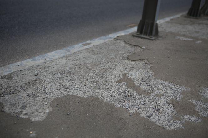 Новини Вінниці - фото з На Київському мосту потріскалося та почало облазити покриття пішохідної зони На Київському мосту потріскалося та почало облазити покриття пішохідної зони, фото №4 на сайті 20minut.ua